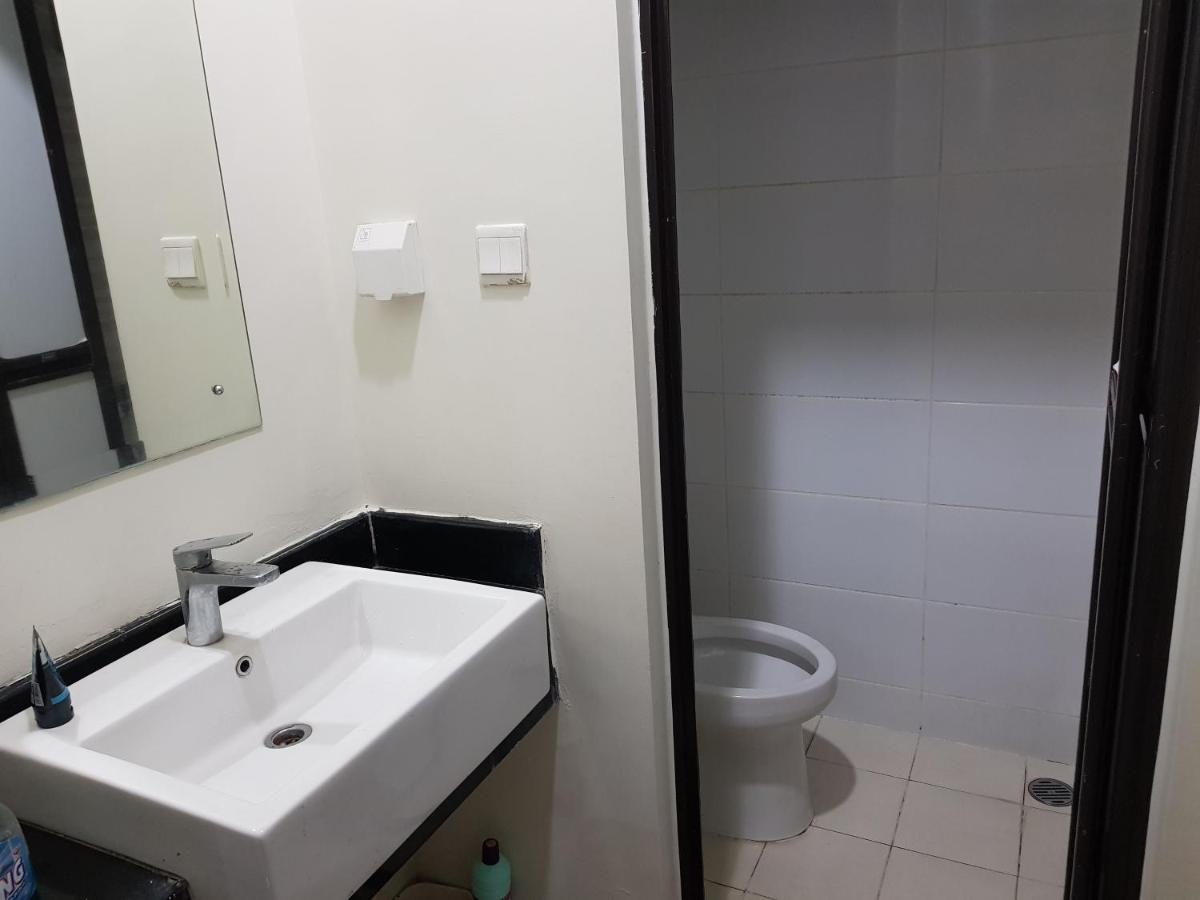 Aloha Guest House - 1 Male Only タンゲラン エクステリア 写真